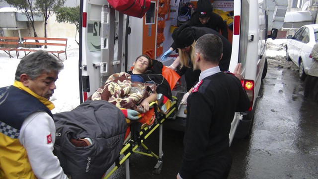 Lise öğrencisi evinin önünde vuruldu