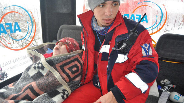 Mahsur kalan 4 hastayı kurtardılar