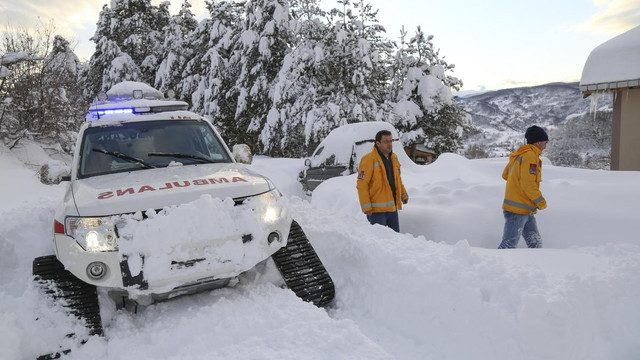 Mahsur kalan hasta paletli kar ambulansı ile kurtarıldı