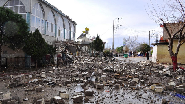 Manisa'da şiddetli lodos minareyi devirdi