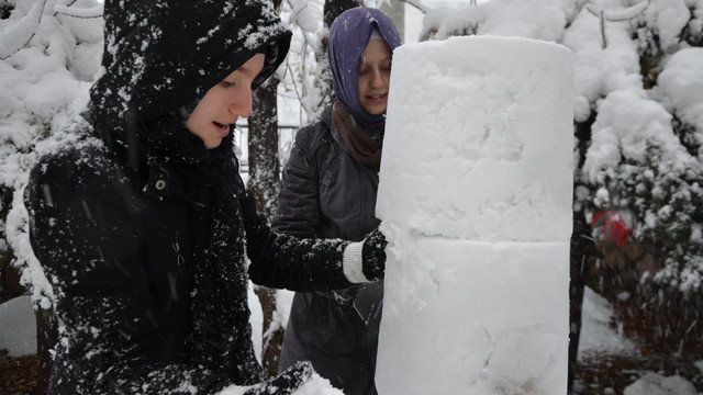 Mardin'in tarihi kimliğine "kardan kaleyle" dikkati çektiler