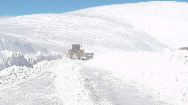 Erzurum ve Karsta yağan yoğun kar yolları kapattı