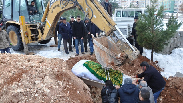 Obez hastanın cenazesi mezara kepçeyle konuldu