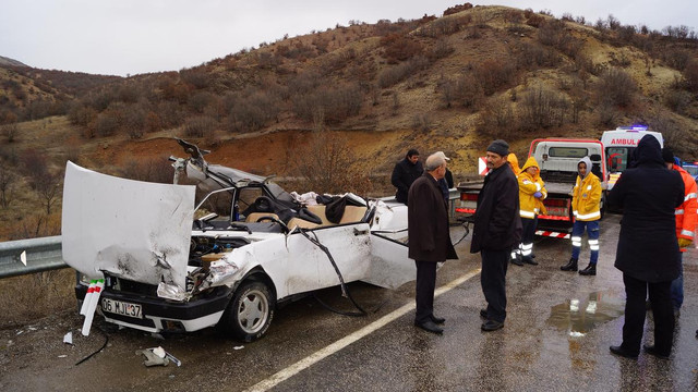 Otomobil tırın dorsesine çarptı: 1 ölü, 2 yaralı