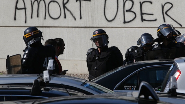 Fransalı taksiciler Uber uygulamasını protesto etti