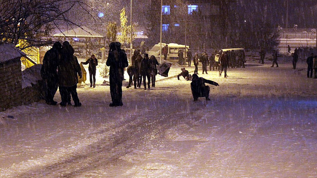 Polis aracı karda kayanlara çarptı: 8 yaralı