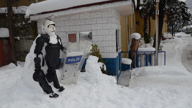 Polisler de kardan adam yaptı