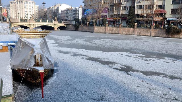 Porsuk Çayı buz tuttu