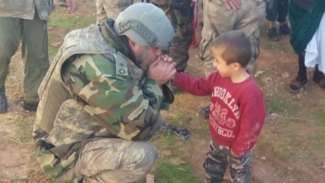 Sivasta askerler üşümesin diye yün çorap ördüler