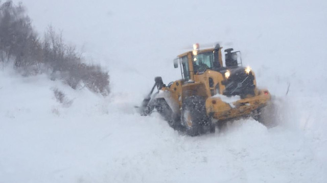 Sağlık ekipleri iki çığ arasında kaldı