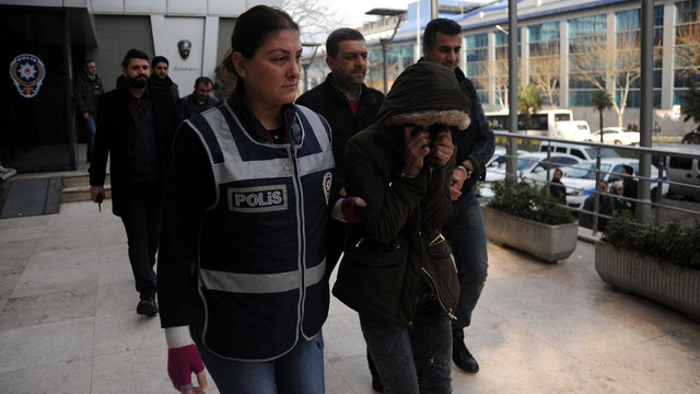 "Sahte altın" ile kuyumcuları dolandırdıkları iddiası