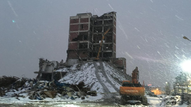 Sefaköy'de yıkımı süren bina çöktü: 1 ölü