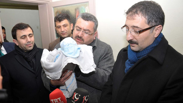 Sığınmacı çift bebeklerinin ismini "Emine Sare" koydu