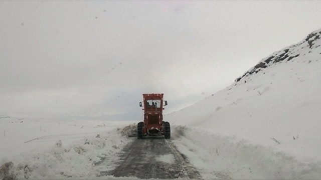 Siirt'te kar ve tipi ulasimi olumsuz etkiliyor