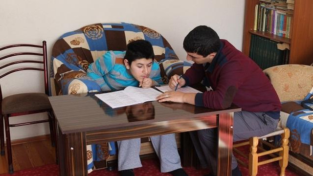 Sınav heyeti mahsur kalan hasta gence gitti