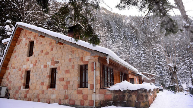 Sümela Manastırı beyaz gelinliğini giydi