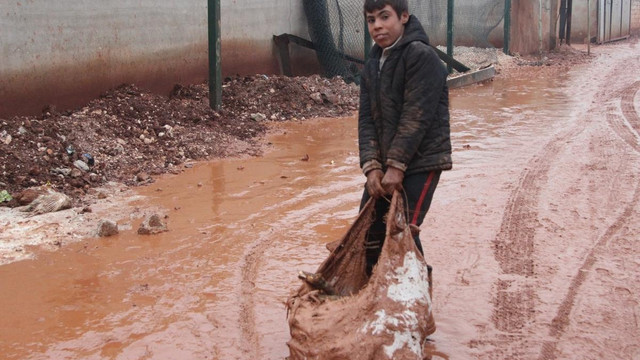 Suriye'de kamplara sığınanlar soğukla da mücadele ediyor