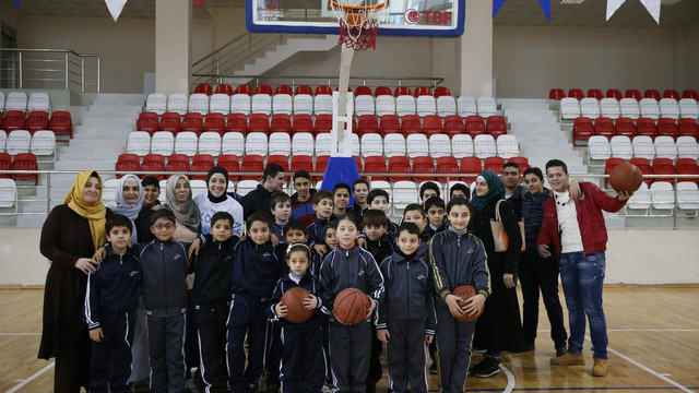 Suriyeli çocuklar basketbolla tanıştı