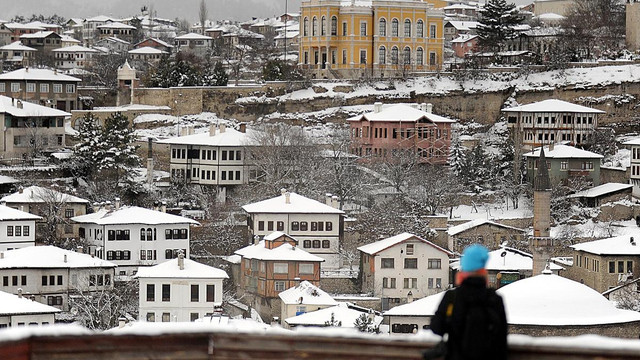 Tarihi konaklar beyaza büründü