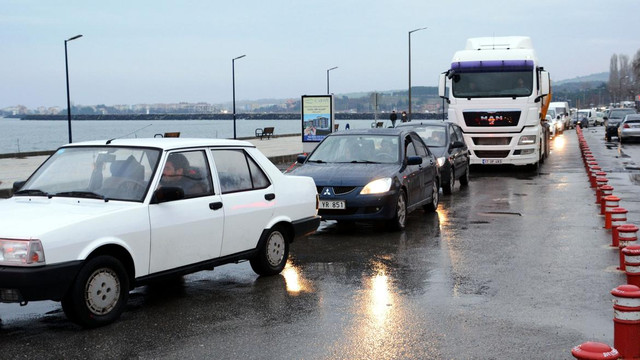 Lapseki İskelesi'nde araç yoğunluğu
