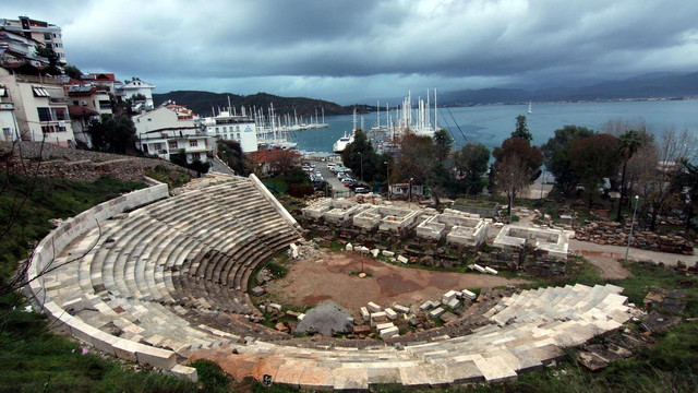 Telmessos Antik Tiyatrosu'ndaki restorasyon çalışmaları