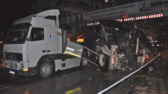 Tır dorsesindeki kepçe otomobilin üstüne devrildi: 1 ölü