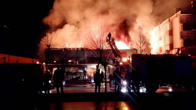 Tokat'ta inşaat malzemesi satan iş yerinde yangın