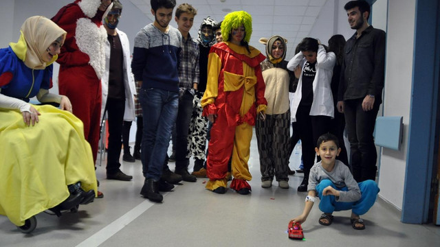 Tıp Fakültesi öğrencilerinden hasta çocuklara yılbaşı eğlencesi