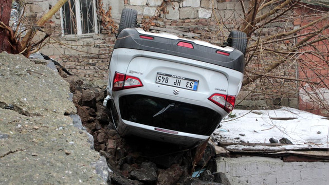 Üsküdar'da istinat duvarı çöktü