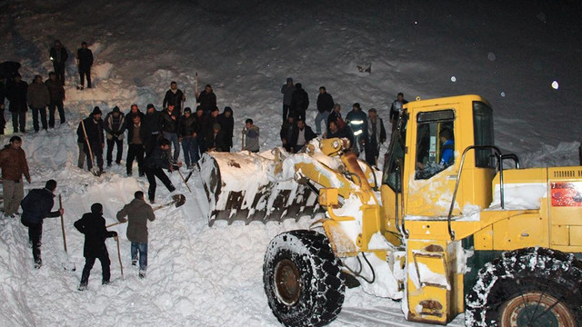 Van'da minibüsün üzerine çığ düştü: 1 ölü