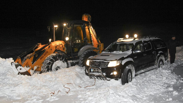 Van'da yolda mahsur kalanlar kurtarıldı