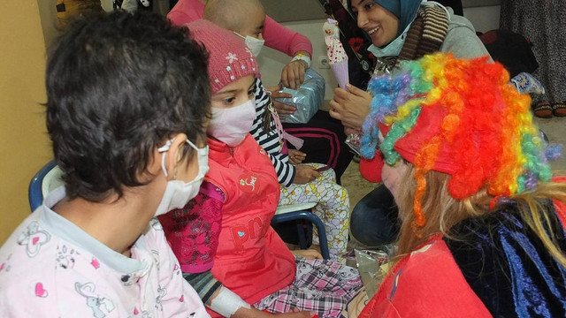 Yeni yıla lösemili çocuklarla girdiler