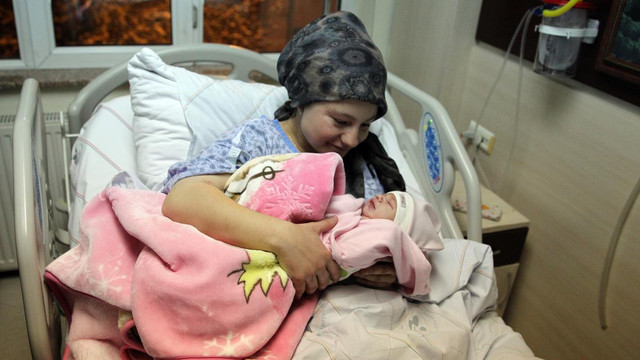 Yılın ilk bebeğinin doğumuna babası yetişemedi