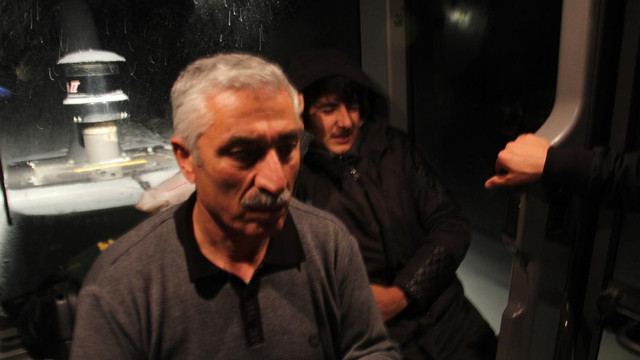 Yolu kapanan köydeki hastaların imdadına yetiştiler