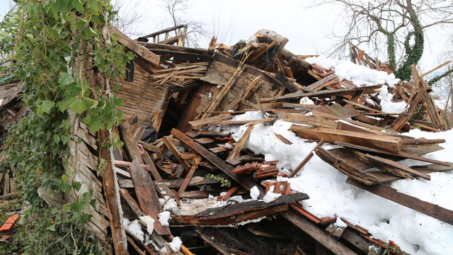 Ziyarete gitti, yıkılan evinin altında kalmaktan kurtuldu