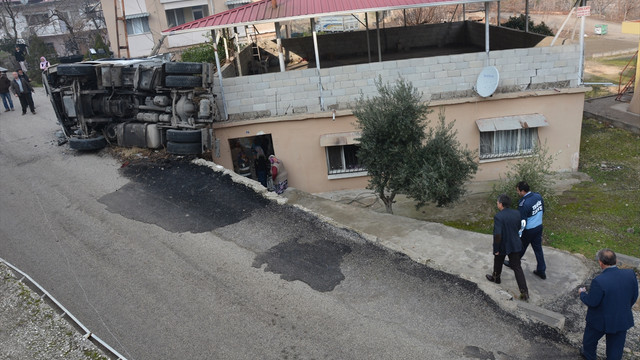 Hatayda kontrolden çıkan tır evin üzerine düştü