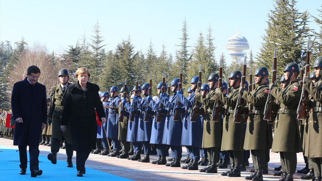 Almanya Başbakanı Merkel ayağının tozuyla Anıtkabiri ziyaret etti!