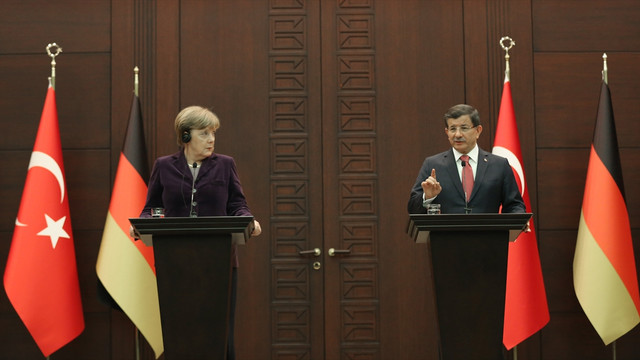 Davutoğlu ve Merkel basın toplantısı düzenledi!