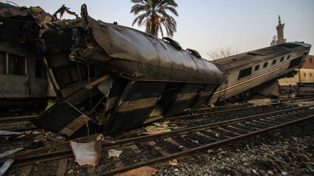 Mısırda bir yolcu treni kaza yaptı! 70 kişi yaralandı!