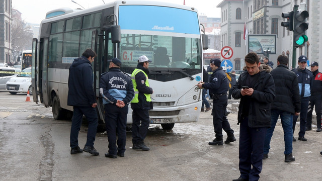 Erzurumda yaya geçidini kullanan bir kişiye halk otobüsü çarptı!