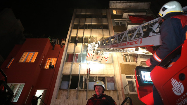 İstanbul Fatihte iş hanında yangın çıktı: 5i ağır 10 yaralı