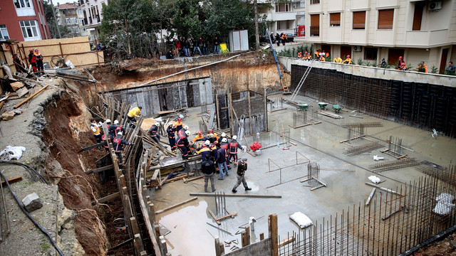 Yeşilköyde kentsel dönüşüme giren bina çöktü!