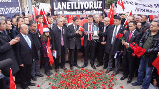 Sendikalar Ankara saldırısı için karanfil bıraktı