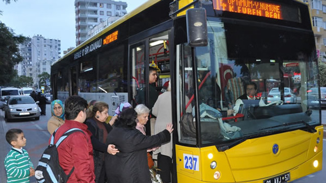 Otobüsü ile kalp krizi geçiren yolcusunu kurtardı!