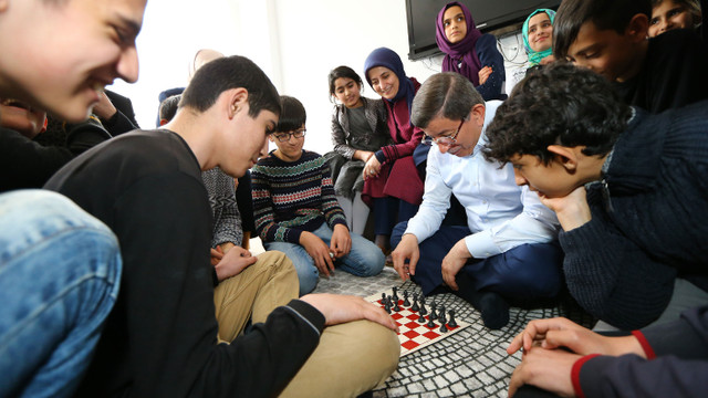 Ahmet Davutoğlu Bingölde çocuklarla satranç oynadı