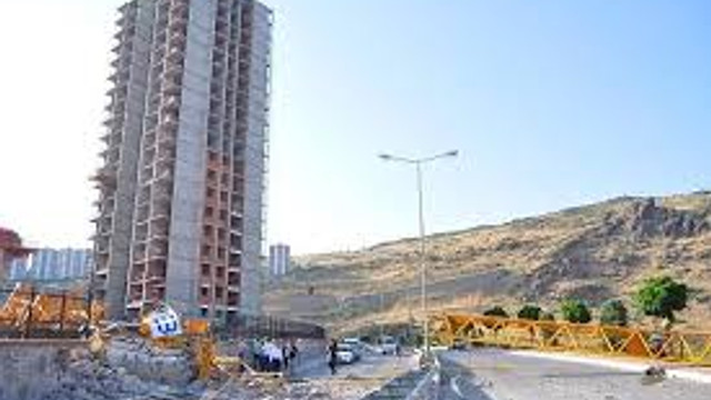 İzmirde vinç devrildi operatörü hayatını kaybetti!