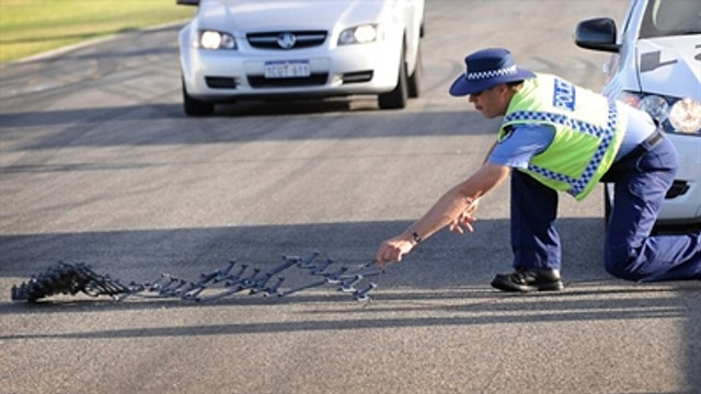 Konyada bir şüpheli polisten kaçarken polise çarptı!