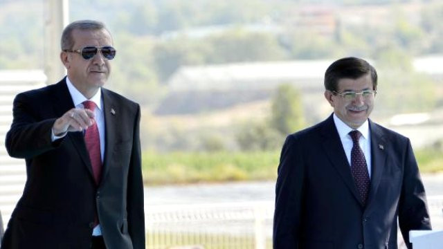 Erdoğan ve Davutoğluna dev pankart: Davaya adanmış ömürler iyi ki doğdunuz!