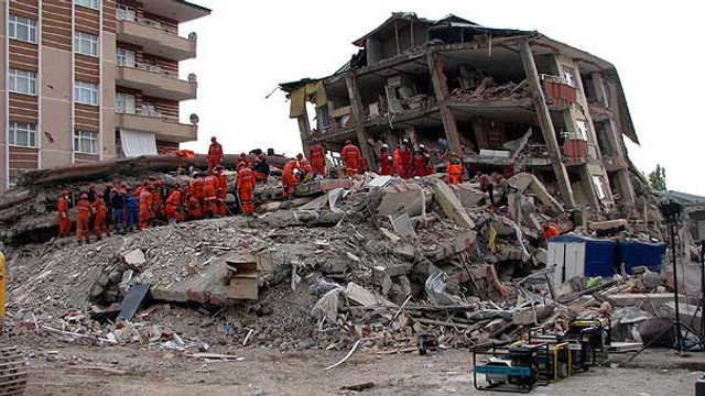 Siirtte iki katlı ev çöktü 4 aylık hamile kadın hayatını kaybetti