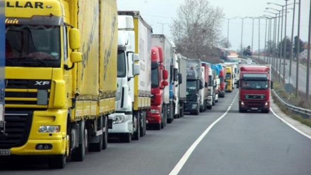 Kapıkule Sınır Kapısında bekleyen tırlar 3 kilometrelik kuyruğa neden oldu